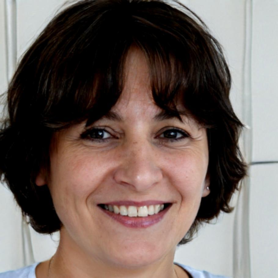 Portrait professionnel de Camille Durand, spécialiste en investissement et valorisation d'entreprises